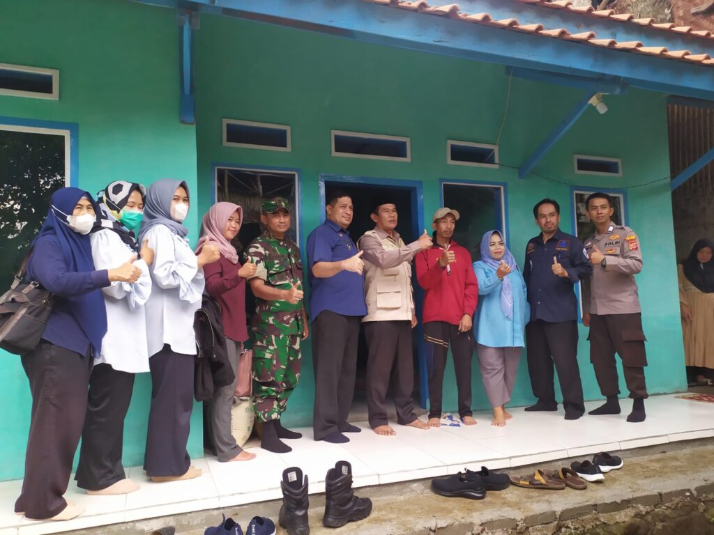 Camat Bayongbong bersama Pemerintah Desa Karyajaya melakukan gunting pita, atas tuntasnya pembangunan rutilahu