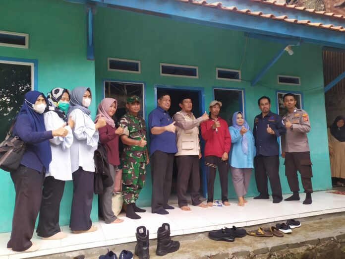 Camat Bayongbong bersama Pemerintah Desa Karyajaya melakukan gunting pita, atas tuntasnya pembangunan rutilahu