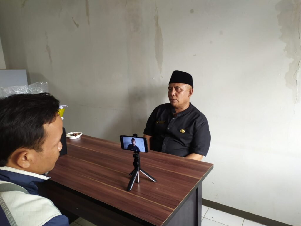 Kepala Desa Cintadamai Kecamatan Sukaresmi H Undang saat diwawancara di kantornya