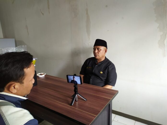 Kepala Desa Cintadamai Kecamatan Sukaresmi H Undang saat diwawancara di kantornya