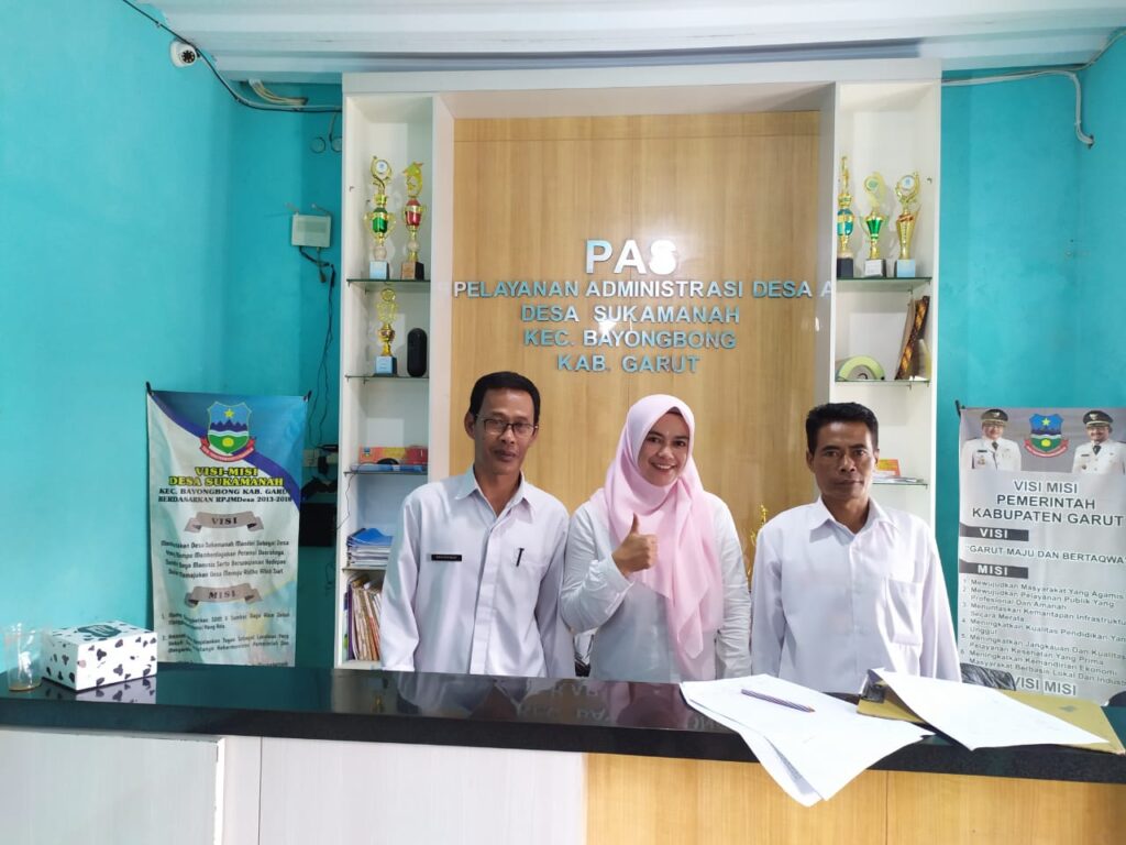 Sekdes Sukamanah bersama perangkat desa
