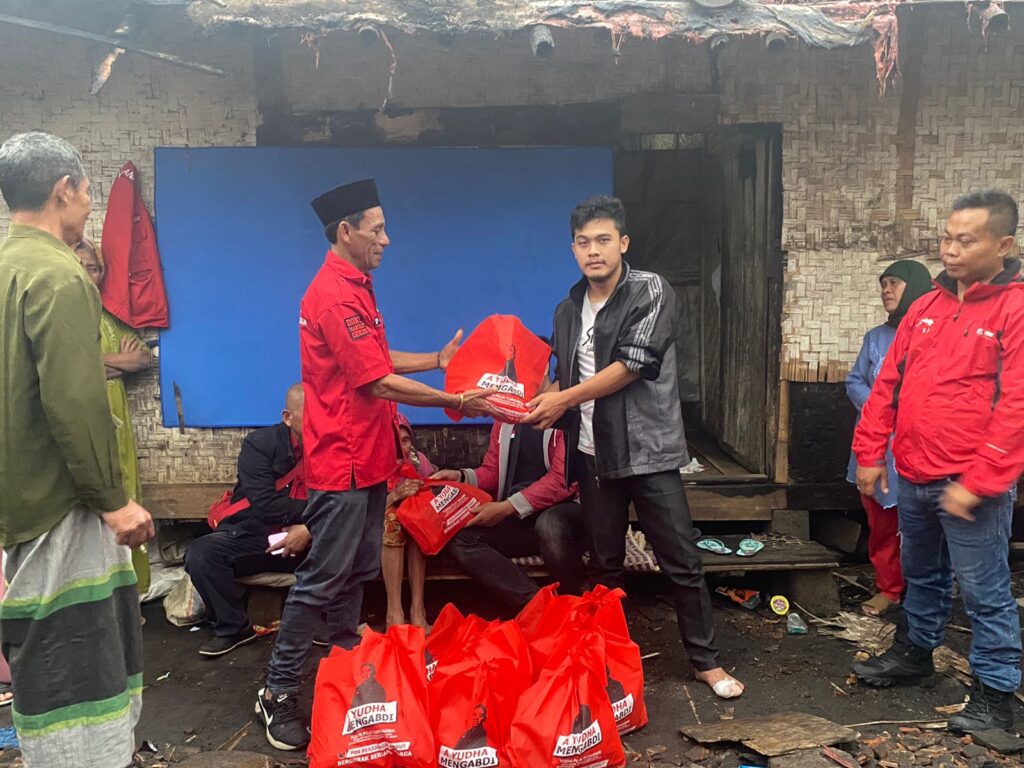 Pengurus DPC PDI Perjuangan Garut menyerahkan bantuan sembako kepada 3 keluarga korban kebakaran di Kecamatan Pasirwangi