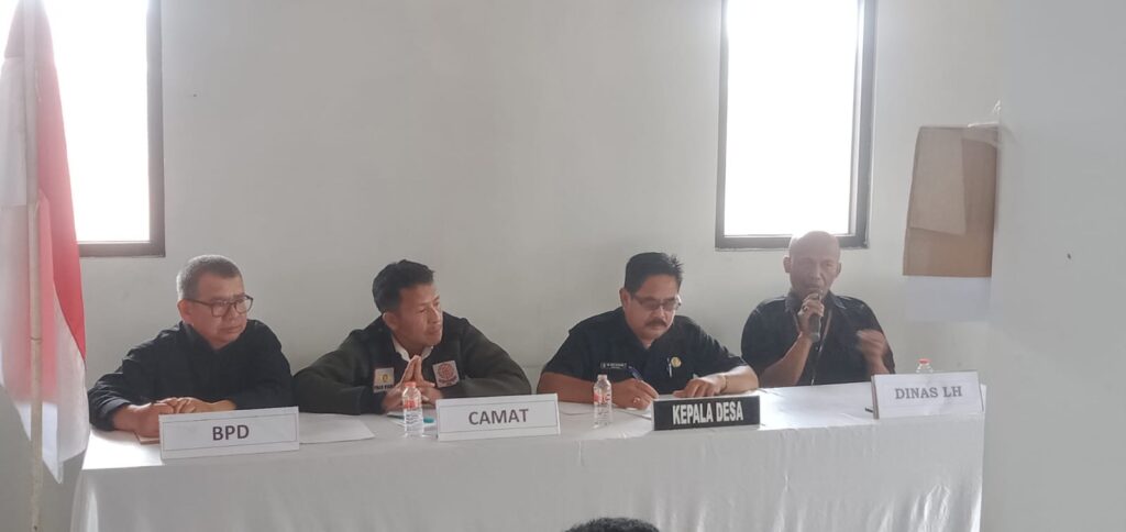 Kades Cimanganten musyawarah dengan warga membahas masalah sampah