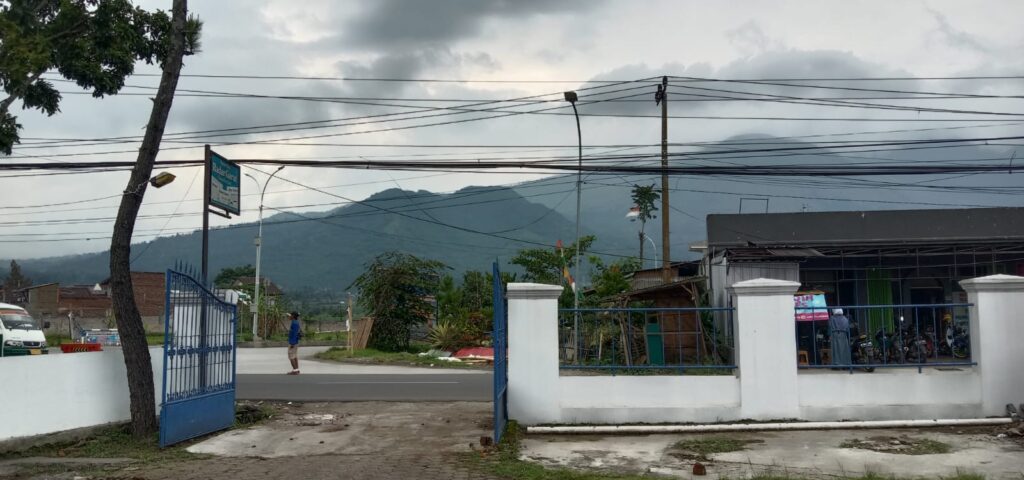 Pegunungan di Kabupaten Garut di wilayah Kecamatan Tarogong Kaler. Salah satunya Gunung Putri yang menyuguhkan lokasi paralayang