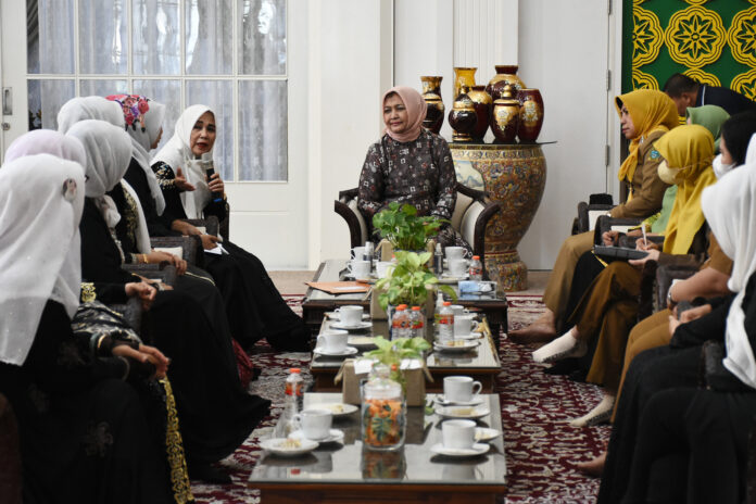 Nawal Lubis Istri Gubernur Sumut berpesan ke Kaum ibu yang bergabung dalam organisasi sosial dan keagaman di Kota Medan dan Sumut pada umumnya agar siap berkorban untuk kepentingan umat.