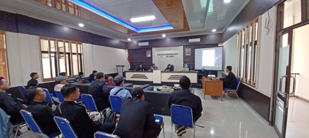 Sekdis DPMD Garut saat sosialisasi pilkades di aula Kecamatan Cibatu