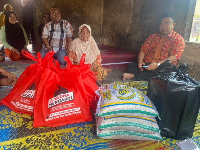 Anggota DPRD Garut Yudha Puja Turnawan mengunjungi Rumsiti, lansia berusia 84 tahun di Kampung Karapiak, Desa Mekarsari, Kecamatan Selaawi.