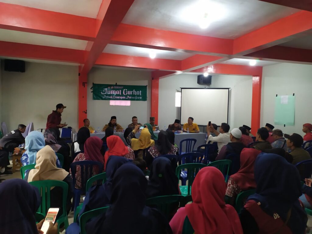 Kapolsek Cisurupan menampung keluhan dan curhatan warga Desa Tambakbaya dalam program Jumat Curhat