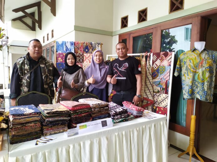 Perajin Batik Garutan menunjukkan hasil karyanya di Festival Garutan yang digelar Aleyra Hotel & Villa