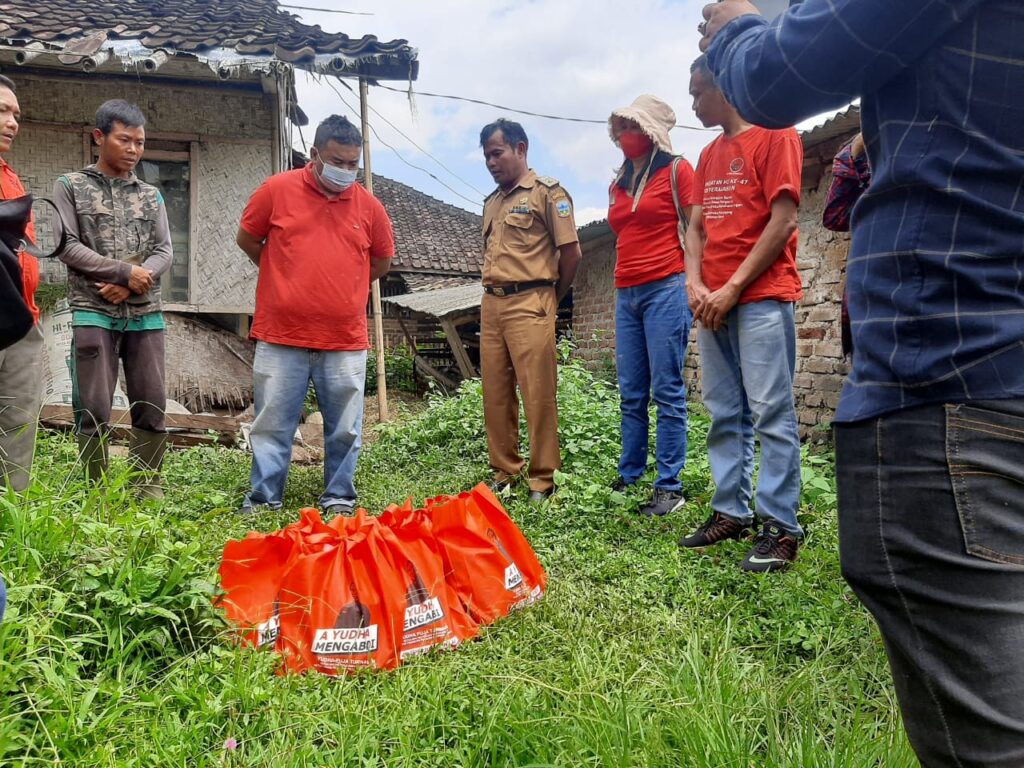 Anggota DPRD Garut Yudha Puja Turnawan mengunjungi rumah tak layak huni di Desa Dungusiku