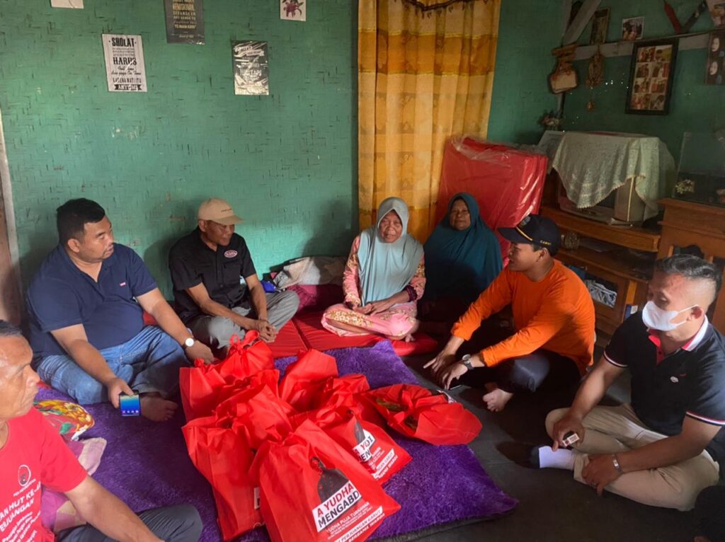Yudha Puja Turnawan Anggota DPRD Garut mengunjungi korban kebakaran di Karangtengah