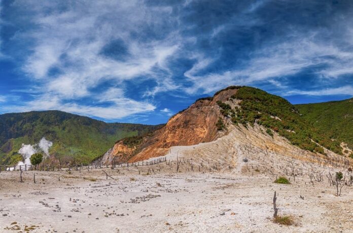 Gunung Papandayan surga bunga edelweiss dan terdapat lokasi hutan mati (foto disparbud.jabarprov.go.id)
