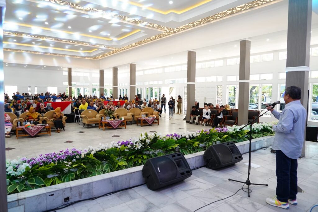 Bupati Garut, Rudy Gunawan membuka Festival Vokal Grup