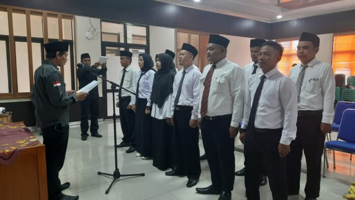 Panwas desa di Kecamatan Cibatu, Kabupaten Garut dilantik dan siap melaksanakan tugas