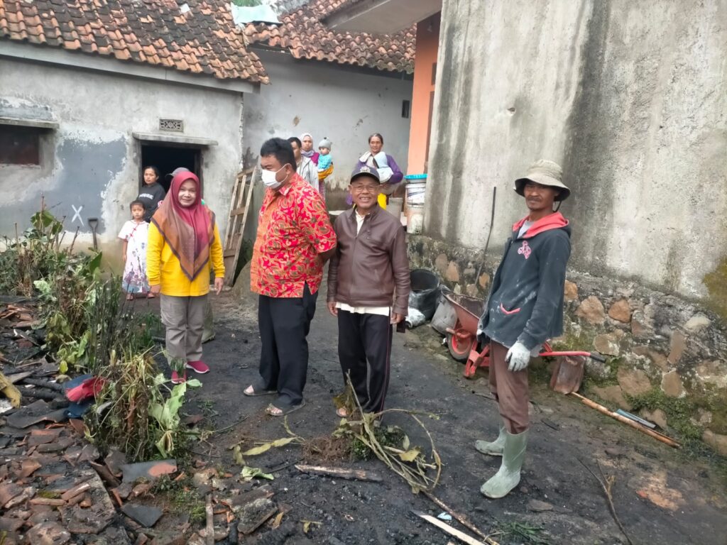 Yudha Puja Turnawan Ketua DPC PDI Perjuangan Kabupaten Garut berkunjung ke korban kebakaran di Kecamatan Cilawu