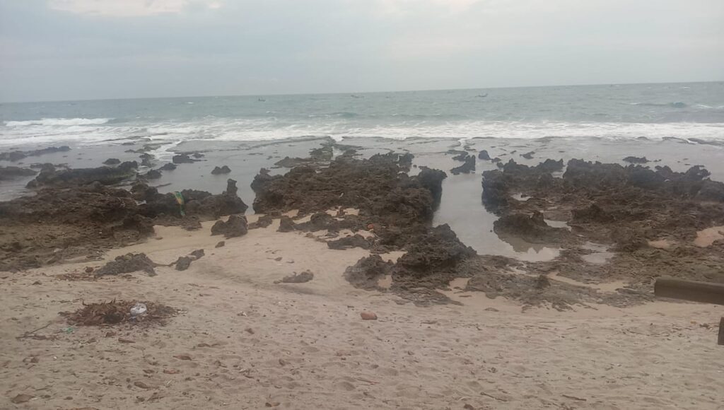 Pantai Rancabuaya Garut. Salah satu pantai yang banyak dikunjungi wisatawan. Pasirnya lembut dan banyak karang untuk bermain