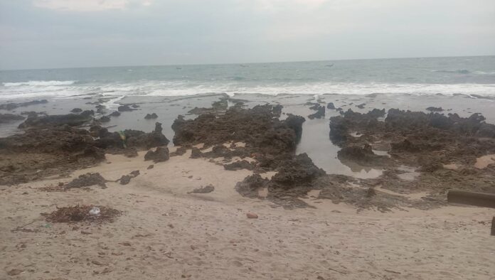 Pantai Rancabuaya Garut. Salah satu pantai yang banyak dikunjungi wisatawan. Pasirnya lembut dan banyak karang untuk bermain