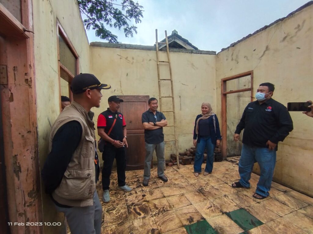 Yudha Puja Turnawan, Anggota DPRD Garut Fraksi PDI Perjuangan dengan bacaleg, Camat Kersamanah, Kades Kersamanah dan Ketua PAC PDI Perjuangan Kersamanah mengunjungi rumah abah Saman korban kebakaran di Desa Kersamanah