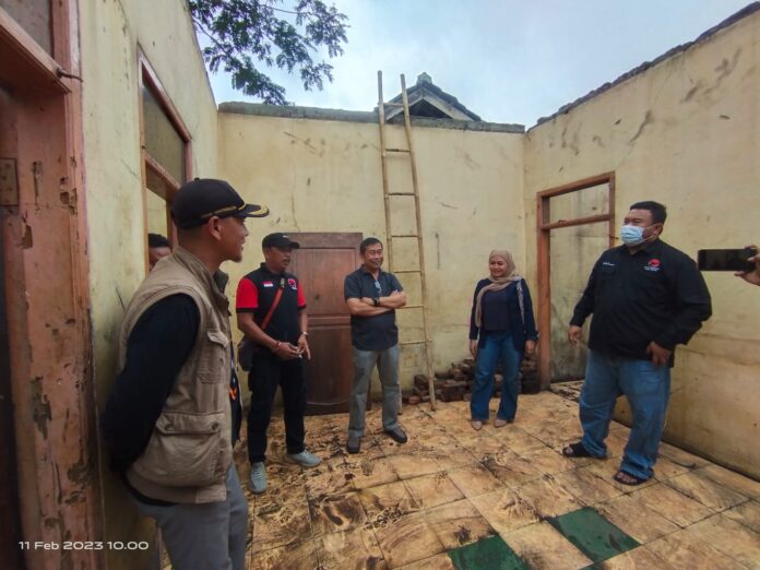 Yudha Puja Turnawan, Anggota DPRD Garut Fraksi PDI Perjuangan dengan bacaleg, Camat Kersamanah, Kades Kersamanah dan Ketua PAC PDI Perjuangan Kersamanah mengunjungi rumah abah Saman korban kebakaran di Desa Kersamanah