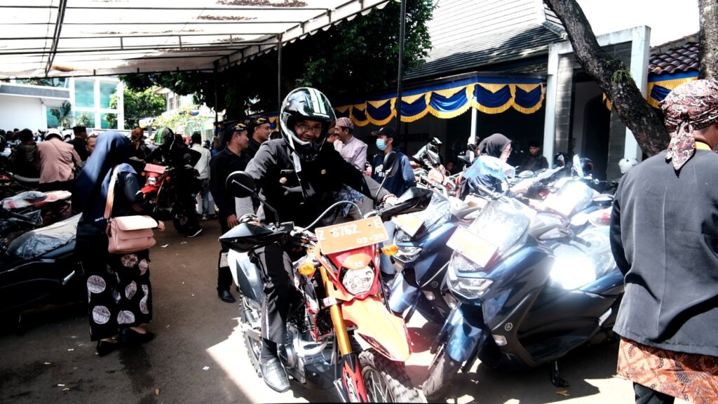 hadiah motor dari Pemkab Garut sebagai bentuk apresiasi kepada desa dan kelurahan