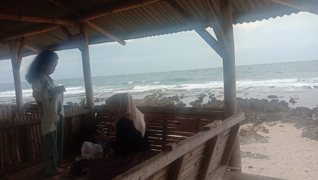 Pantai Rancabuaya, salah satu pantai yang paling terkenal di Garut dan paling banyak dikunjungi wisatawan