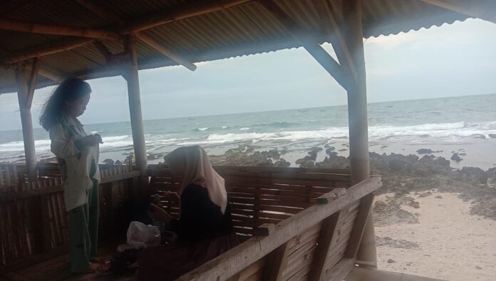 Pantai Rancabuaya, salah satu pantai yang paling terkenal di Garut dan paling banyak dikunjungi wisatawan