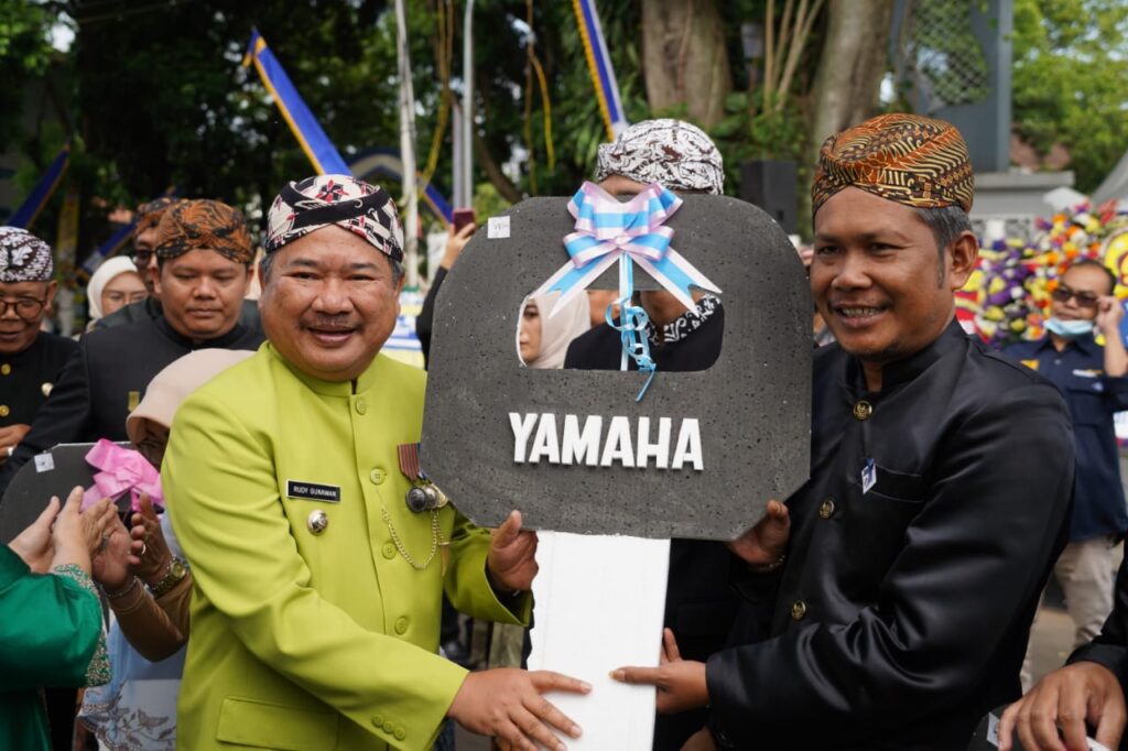 Bupati Garut menyerahkan bantuan sepeda motor secara simbolis (foto istimewa)
