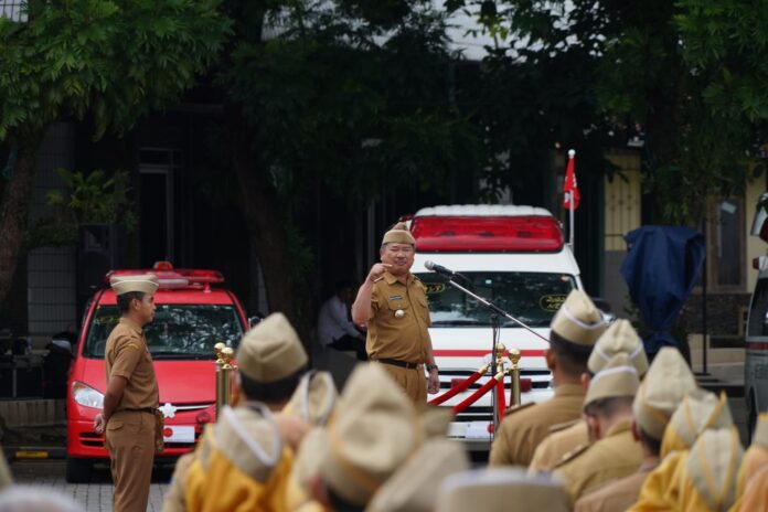 Bupati Garut Rudy Gunawan mengumumkan hibah 7 mobil dari Pemerintah Jepang di apel gabungan lapangan Setda Garut