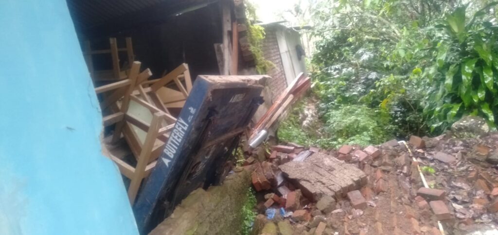 Kantor Korwil Pendidikan Kecamatan Pamulihan, Kabupaten Garut mengalami rusak berat