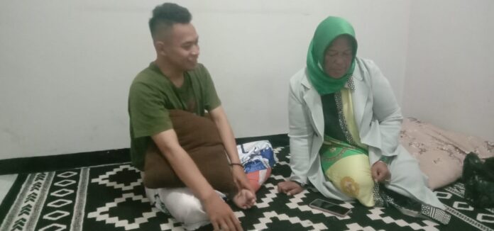 Muhamad Bagus Hidayatullah ojol asal Garut yang sudah menjalani operasi di kakinya. Sekarang kesulitan membeli obat