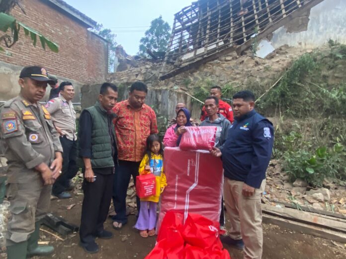 Ketua DPC PDI Perjuangan Garut Yudha Puja Turnawan meminta Pemkab Garut segera alokasikan BTT untuk tangani dampak gempa