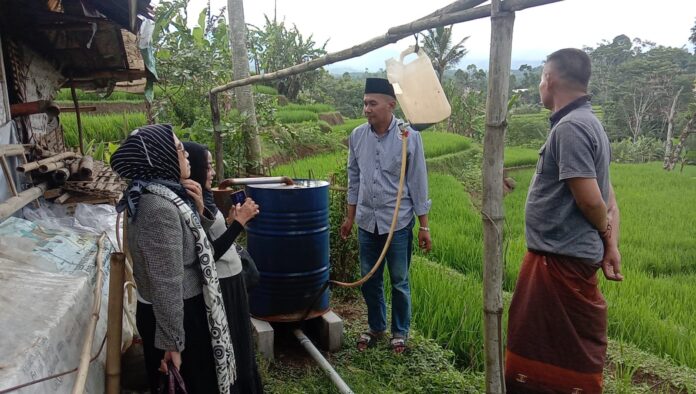 Jiden, warga Desa Sukaresmi, Kecamatan Sukaersmi, Kabupaten Garut, berhasil memproduksi BBM dari sampah plastik