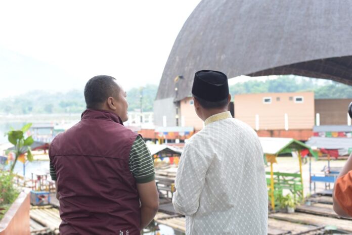Wagub Jabar Uu Ruzhanul Ulum meninjau Situ Bagendit