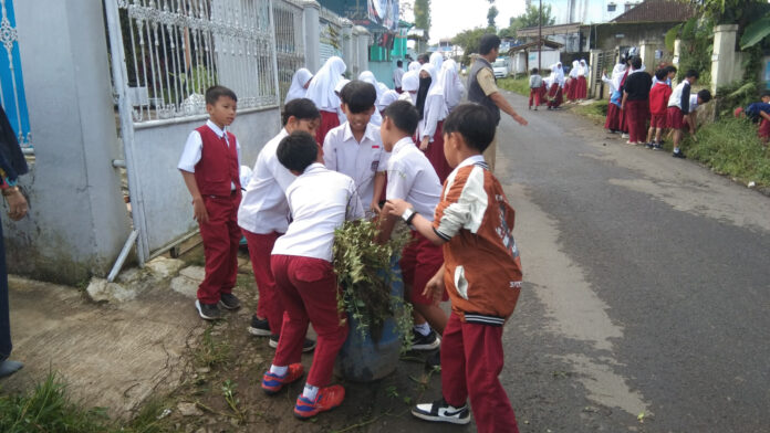 Seluruh SD di Kecamatan Cigedug Kabupaten Garut serentak membersihkan sampah di lingkungan masing-masing