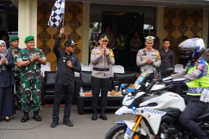 dr. Helmi Budiman Wakil Bupati Garut menghadiri pelaksanaan Apel Gelar Pasukan Operasi Keselamatan Lodaya 2023 di Markas Polres Garut
