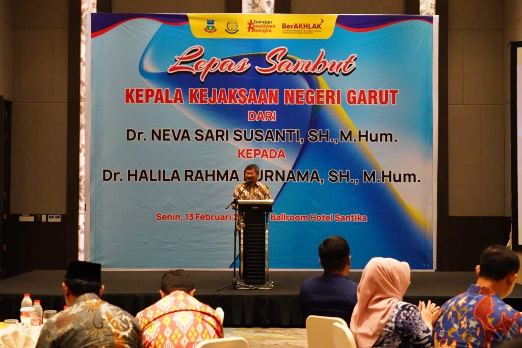 Rudy Gunawan memberikan sambutan dalam acara pelepasan Kajari Garut