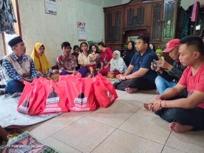 Ketua DPC PDI Perjuangan Garut Yudha Puja Turnawan mengunjungi korban kebakaran di Desa Ciwangi Kecamatan Limbangan