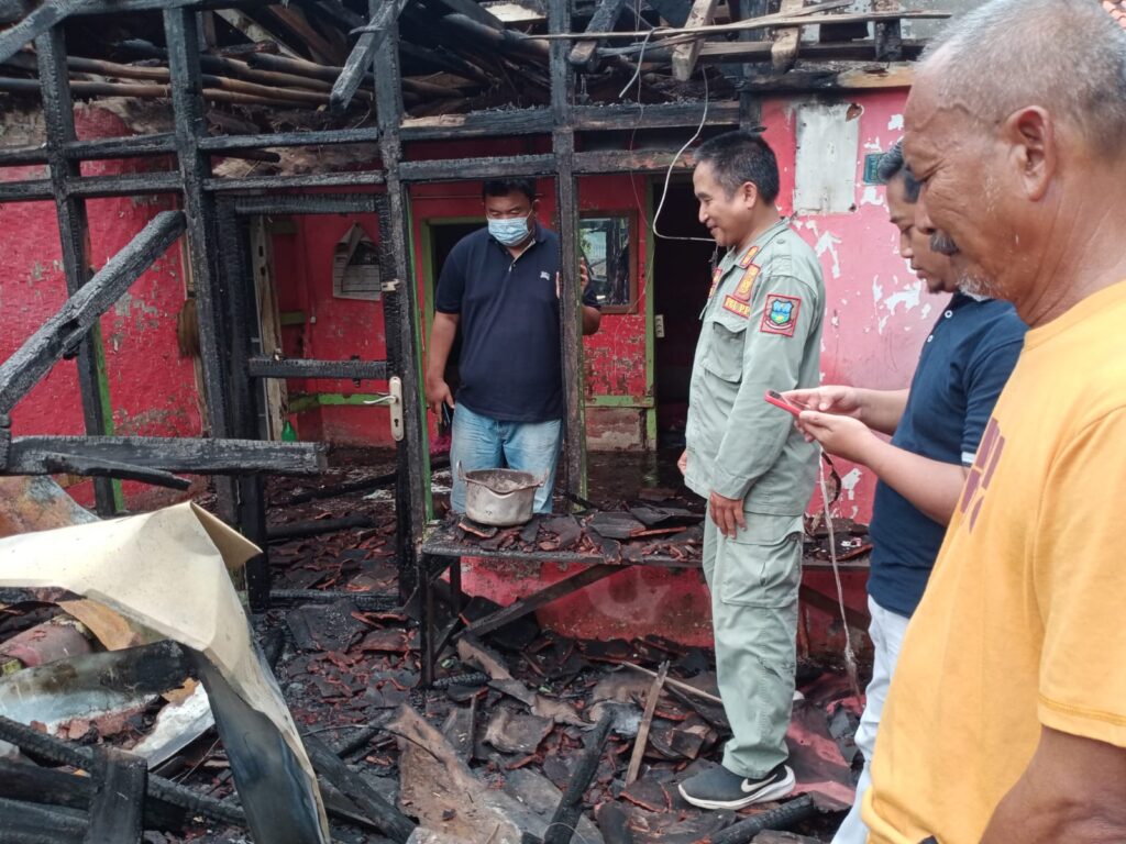 Anggota DPRD Garut Fraksi PDI Perjuangan Yudha Puja Turnawan bersama Dadan Wadiansyah berkunjung ke korban kebakaran di Desa Paas