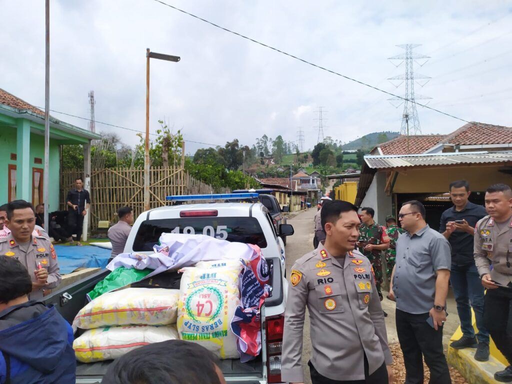 Kapolres Garut meninjau kecamatan Pasirwangi untuk mendata berapa banyak rumah rusak akibat gempa. Kapolres juga menyalurkan bantuan