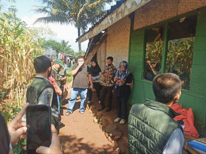 Anggota DPRD Garut Yudha Puja Turnawan mengunjungi rumah rusak akibat sapuan hujan dan angin di Kecamatan Banyuresmi