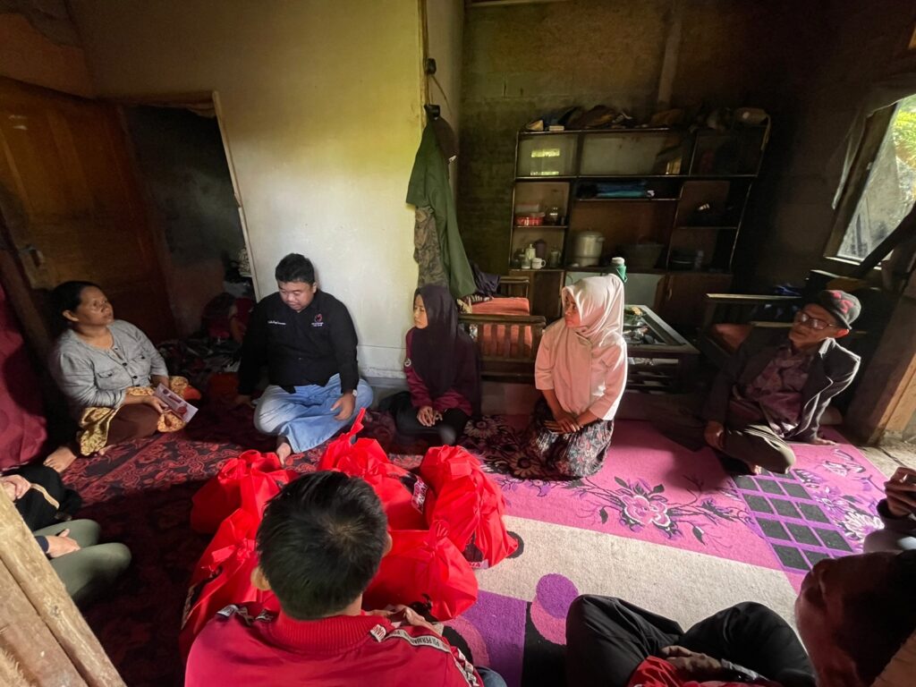 Ketua DPC PDI Perjuangan Garut, Yudha Puja Turnawan mengunjungi Nengsih korban kebakaran di Singajaya