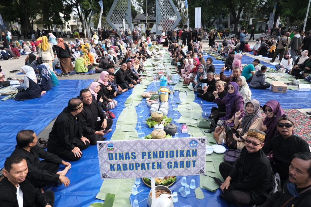 Pemerintah Kabupaten Garut menggelar festival nasi liwet di alun-alun Garut