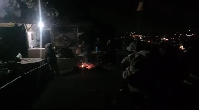 Pengunjung Bukit Tegal Malaka menikmati malam minggu sambil membuat api unggun dan melihat pemandangan gemerlap lampu Kota Garut