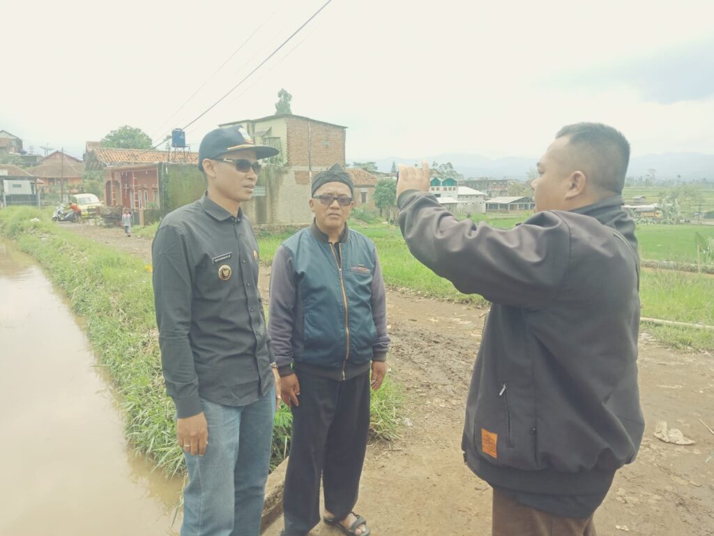 Kades Panembong, Yanto Kriswanto saat diwawancarai wartawan perihal irigasi dan banjir