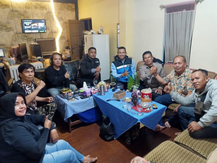 Silaturahmi dan konsolidasi antara Apdesi DPK Bayongbong dengan Paguyuban Wartawan Bayongbong