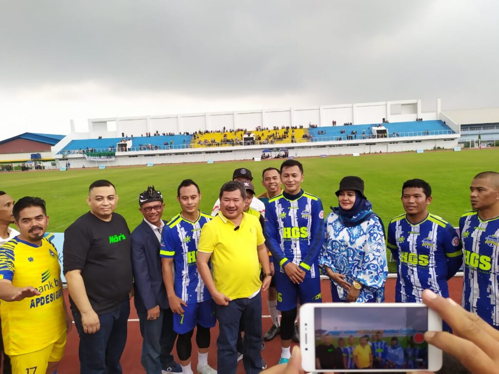 Bupati Garut mengundang sejumlah legenda Persib Bandung di stadion RAA Adiwijaya