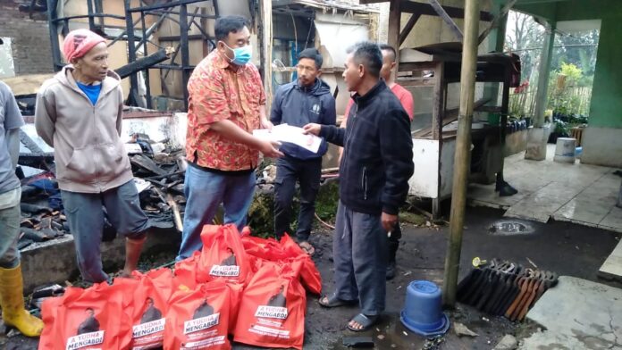 Anggota DPRD Garut Fraksi PDI Perjuangan Yudha Puja Turnawan mengunjungi tiga keluarga korban kebakaran