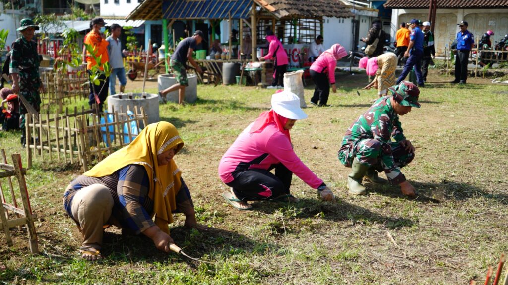 Kodim 0611 Garut mengadakan karya bakti bersama warga Desa Mekarsari
