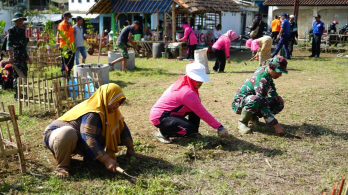 Kodim 0611 Garut mengadakan karya bakti bersama warga Desa Mekarsari