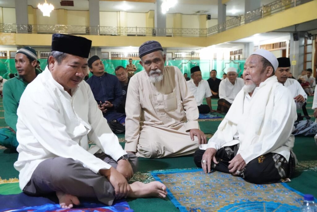 Bupati Garut Rudy Gunawan mengikuti sholat tarawih pertama di masjid Agung Garut